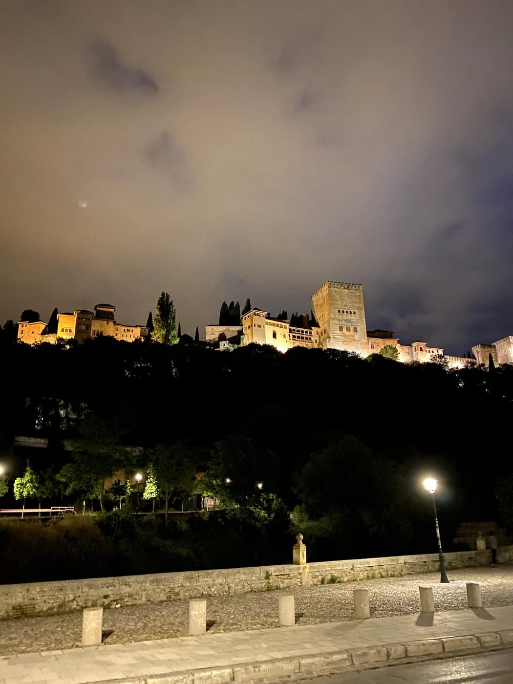 La Alhambra iluminada de noche, Granada